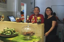 Mme Phùng Huyên Nga (à droite) et le chef Quôc Vuong au restaurant "Pho Viet Nam" au Sri Lanka. Photo: NDEL.