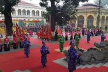 La cérémonie d’offrandes au palais de Kinh Thiên. Photo: NDEL