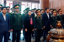 La Présidente de l'AN vietnamienne, Nguyên Thi Kim Ngân, rend hommage au Président Hô Chi Minh. Photo: NDEL.