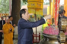 Le Président du Vietnam, Trân Dai Quang, brûle des bâtonnets d’encens au palais Kinh Thiên, dans la cité impériale de Thang Long à Hanoi. Photo: VNA.