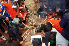 La fête de la cuisson du riz a lieu chaque année, au 8e jour du Têt traditionnel, soit le 23 février, à la maison communale du village de Thi Câm. Photo: Hanoimoi