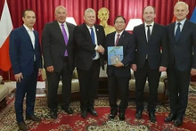 L’Ambassadeur vietnamien en Pologne, Vu Dang Dung (3e à droite), lors de la rencontre avec Marek Suski, Secrétaire d’Etat, chef de la chancellerie du président du conseil des ministres. Photo : baomoi.com.vn