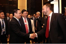 Le Vice-PM Vuong Dinh Huê s’échange avec des chefs d'entreprise mondiales et nationales afin d'écouter leurs recommandations sur le développement d'une écologie des start-ups. Photo : VGP.