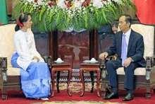 Le Président vietnamien Trân Dai Quang (à droite) et la conseillère d'État birman, Aung San Suu Kyi, le 13 septembre à Hanoi. Photo : VNA.