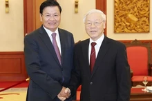 Le Secrétaire général du PCV, Nguyên Phu Trong (à droite), et le PM laotien Thongloun Sisoulith. Photo : VNA.