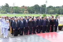 Des dirigeants du Parti et de l’État vietnamiens rendent hommage au Président Hô Chi Minh. Photo : NDEL.