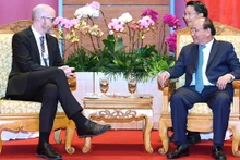 Le PM Nguyên Xuân Phuc (à droite) et le vice-président de Facebook chargé de la politique publique en Asie-Pacifique, Simon Milner. Photo : VGP.