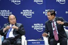 Le Premier ministre vietnamien Nguyên Xuân Phuc (gauche) et son homolgue cambodgien Samdech Techo Hun Sen, à la séance sur la nouvelle vision de la région du Mékong. Photo : VNA