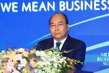 Le PM vietnamien Nguyên Xuân Phuc s’adresse au Sommet des entreprises du Vietnam 2018, le 13 septembre à Hanoi. Photo: VNA.