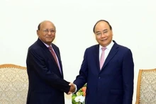 Le PM vietnamien, Nguyên Xuân Phuc (à droite), et le ministre bangladais du Commerce, Tofail Ahmed, le 13 septembre à Hanoi. Photo: VNA.