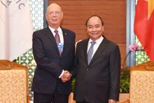 Le Premier ministre Nguyên Xuân Phuc (à droite) et le professeur Klaus Schwab. Photo : VNA/CVN