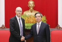 Le chef de la Commission centrale de l'Économie du PCV, Nguyên Van Binh (à droite), et le vice-président de Facebook, Simon Milner. Photo : VNA. 