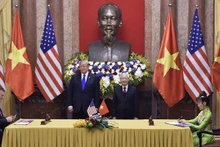 VietJet Air et Boeing signent leur accord d'achat des avions, en présence du Secrétaire général du PCV et Président vietnamien Nguyên Phu Trong et du Président américain Donald Trump. Photo : VNA.