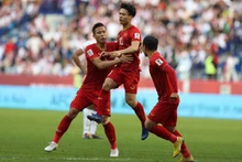 Nguyên Công Phuong (au centre) lors du match entre le Vietnam et la Jordanie, le 20 janvier dans le cadre des huitièmes de finale de l'Asian Cup 2019. Photo : VNA.