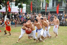La finale du Festival de la lutte de balle au village de Thuy Linh a eu lieu le 6e jour du Têt du Cochon 2019. Photo : NDEL
