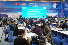Des journalistes étrangers au Centre de presse international pour le deuxième Sommet RPDC - États-Unis. Photo : QDND.