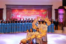 Un numéro de danse avec des chapeaux coniques. Photo : NDEL.