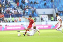 Nguyên Công Phuong (maillot rouge) lors du match entre le Vietnam et la Jordanie, le 20 janvier dans le cadre des huitièmes de finale de l'Asian Cup 2019. Photo : VNA