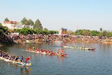 Une course de pirogue a eu lieu dans le district de Krong Ana, province de Dac Lac (sur les Hauts plateaux du Centre-Tây Nguyên). Photo : NDEL