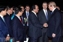 Le ministre et président du Bureau du Gouvernement, Mai Tiên Dung ; le vice-ministre permanent des Affaires étrangères, Bùi Thanh Son ; l’ambassadeur américain au Vietnam, Daniel Kritenbrink ; et des cadres des deux pays ont accueilli le Président américain Donald Trump à l'aéroport international de Nôi Bài (photo prise à 21h05). Photo : VNA.