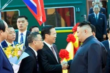 Le membre du Bureau politique, secrétaire du Comité central du PCV et chef de la Commission centrale de la Propagande et de l’Éducation du PCV, Vo Van Thuong, accueille le Président de la RPDC, Kim Jong-un, à la gare de Dông Dang, province de Lang Son (au Nord). Photo : VNA.