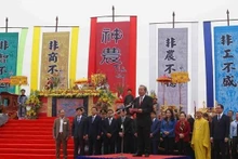 Le Vice-Premier ministre permanent Truong Hoa Binh (au micro) lors de la Fête Tich diên. Photo : VNA.