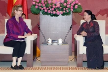 La Présidente de l’AN du Vietnam, Nguyên Thi Kim Ngân (à droite), et la directrice du PNUD au Vietnam, Caitlien Weisen. Photo: VNA.