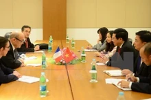 Rencontre entre le Vice-PM et ministre vietnamien des AE, Pham Binh Minh (au centre, à droite), et le ministre français des AE, Jean-Yves Le Drian. Photo : VNA.