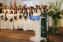 Trân Thi Hoàng Mai, l’ambassadrice et chef de la délégation permanente vietnamienne auprès de l'UNESCO, prend un discours lors de l’ouverture de l’exposition. Photo : NDEL. 