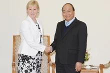 Le PM vietnamien, Nguyên Xuân Phuc (à droite), et la ministre suédoise des Affaires étrangères, Margot Wallström, le 22 novembre, à Hanoï. Photo : NDEL.