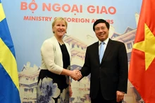 Le Vice-PM et ministre des AE du Vietnam, Pham Binh Minh et la ministre suédoise des AE, Margot Wallström, le 23 novembre, à Hanoi. Photo : VGP.