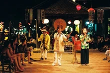 La représentation de l'art du "bài choi" devant les touristes à Hôi An. Photo: Crossing Travel