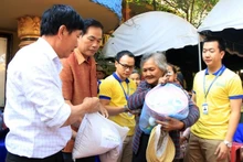Remise des cadeaux aux Vietnamiens en situation difficile à Vientiane. Photo: VNA.
