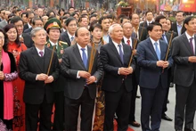 Le PM Nguyên Xuân Phuc (3e, à gauche, au 1er rang) et les délégués sont allés brûler des bâtons d'encens pour rendre hommage aux soldats Tây Son morts pour la Patrie. 