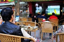 Pour louer les télévisions de 50 à 60 pouces, les locataires doivent payer de 900.000 à 2,9 millions de dôngs par jour. Photo: NHÂN DÂN.