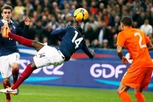 L'équipe de France contre celle des Pays-Bas en match amical le 5 mars au stade de France. Photo: MotherSoccer.