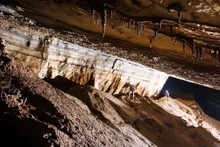 À la grotte de Hoa Huong. Photo: BCRA/NDEL.