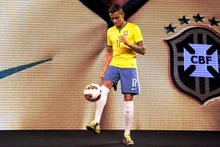 Luiz Gustavo présente le nouveau maillot de la sélection du Brésil, le 24 novembre à Rio de Janeiro. Photo : FIFA.