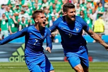 Antoine Griezmann (No7) et Olivier Giroud célèbrent le premier but du match. Photo: Reuters. 