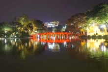 Le pont Thuê Huc, «Le Soleil Levant», du lac de l'Épée restituée (Hoàn Kiêm), au cœur de Hanoi. Photo: Duy Khanh/NDEL.