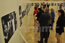 Cette exposition a suscité une grande attention du public slovaque. Photo: VNA.