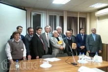 Le groupe d'auteurs du livre "Vietnam d'aujourd'hui". Photo: VNA.