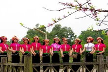 Les jeunes filles de l'ethnie Thai. Photo: Nhât Quang/NDEL.