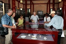 Les visiteurs internationaux à l’exposition "Impression et trésor du palais royal - Cuisine de la cour royale" à Ta Vu dans la Cité Interdite - Huê.
