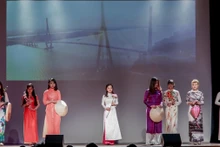 Les étudiantes vietnamiennes en tunique traditionnelle vietnamienne. Photo: UEVBx.