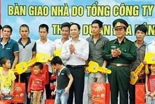 Lors de la remise de maisons de la Compagnie générale Dông Bac aux pêcheurs résidant sur l’île. Photo dntquangninh.vn.