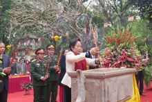 La vice-présidente du Vietnam, Nguyên Thi Doan à la pagode de Côn Son. Photo: NDEL.