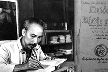 Le livre "Duong Kach Mênh" du Président Hô Chi Minh est un trésor national précieux. Photo : TL/CVN.