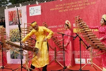 Représentation de la musique lors de l’exposition de peinture le Vietnam organisée en Chine. Photo : VNA.