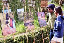 L'exposition attire beaucoup de visiteurs. Photo: NDEL.